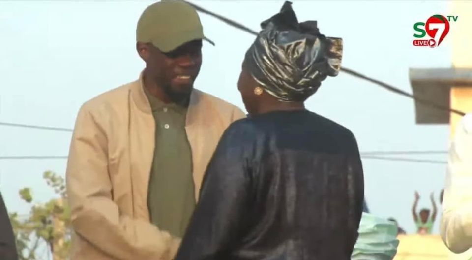 Poignée de main entre Mimi Toure et Sonko: Quand Amsa SenTv taquine «mofi waxon Sonko momoul rew mi meunouko tall» tiey polique Poignée de main entre Mimi Toure et Sonko: Quand Amsa SenTv taquine «mofi waxon Sonko momoul rew mi meunouko tall» tiey polique