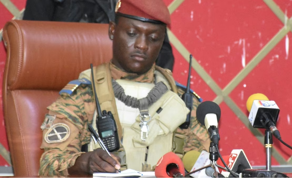Insolite au Burkina : Le Capitaine Traoré enrôle de force un cyber-activiste qui donnait les positions des FDS aux terroristes