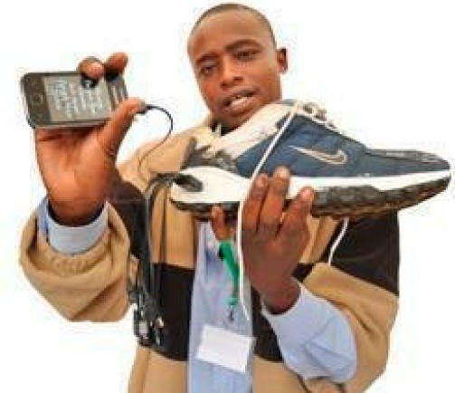 Photos: un africain invente des chaussures qui rechargent les téléphones portables. Regardez