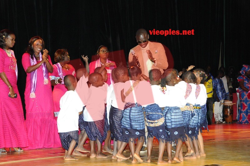 Images: Pape Diouf chauffe le grand théâtre pour les enfants de la case des tous petits