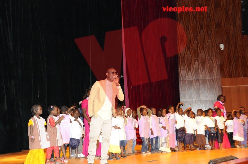 Images: Pape Diouf chauffe le grand théâtre pour les enfants de la case des tous petits