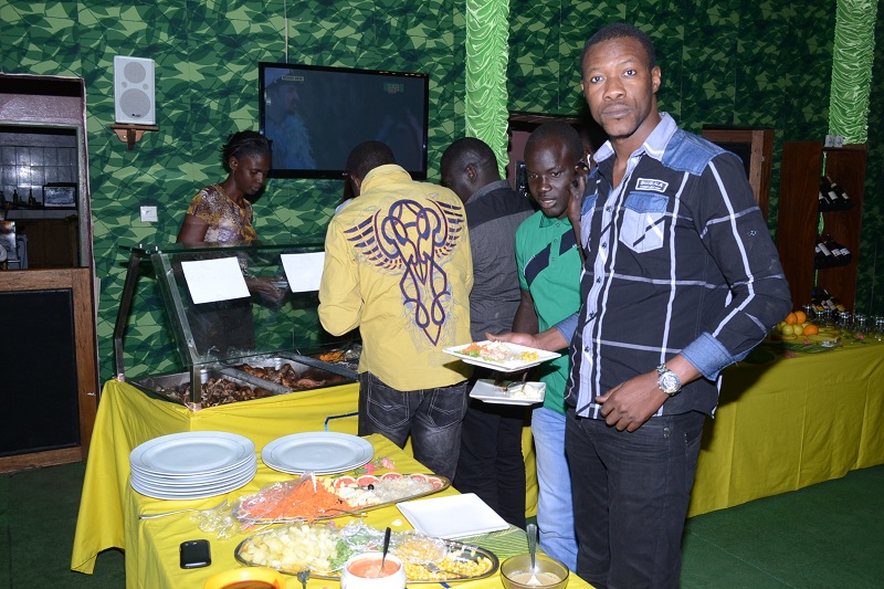 Video + images:Pape Diouf et son staff en mode diner à Mbindi Sigga avant la soirée "Rakajju show" de Mbodiéne
