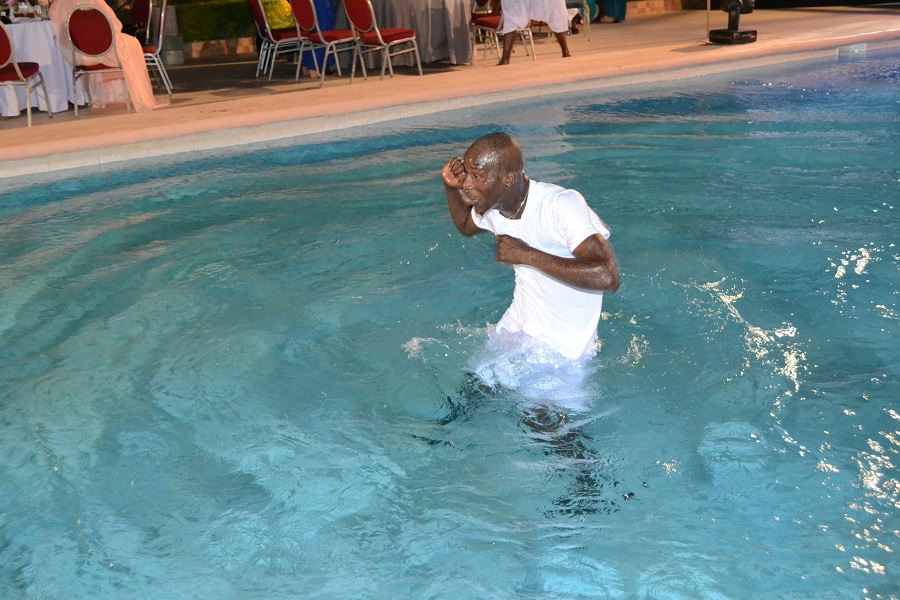 Le danseur de Pape Diouf termine sa course dans la piscine. Regardez