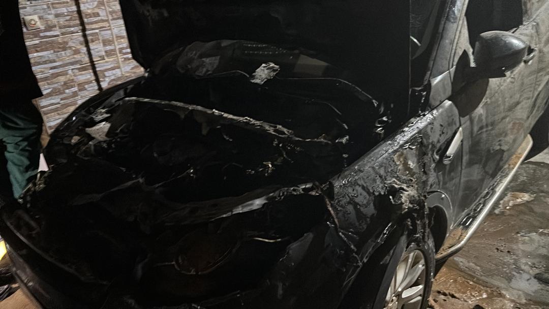 La Voiture du ministre conseiller Zator Mbaye Incendiée par les "Boy Sonko"