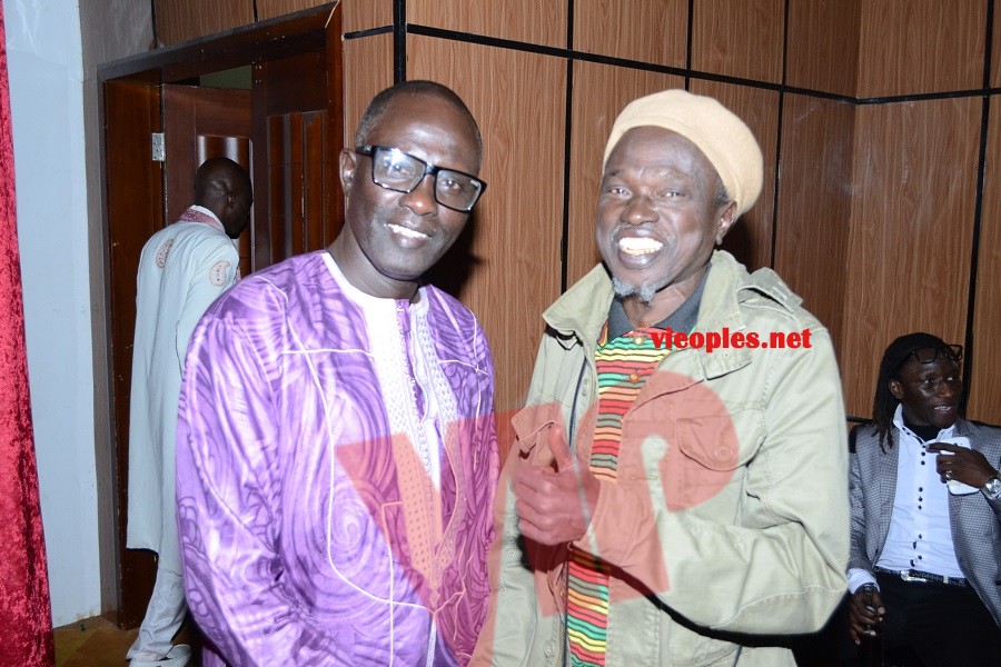 Moussa Ngom pose avec Ibra Thiam le responsable de la scène des musiciens de la génération consciente