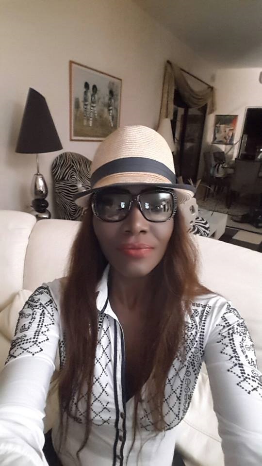 La diva Coumba Gawlo en mode selfie juste pour préparer son anniversaire ce mercredi au Baramundi