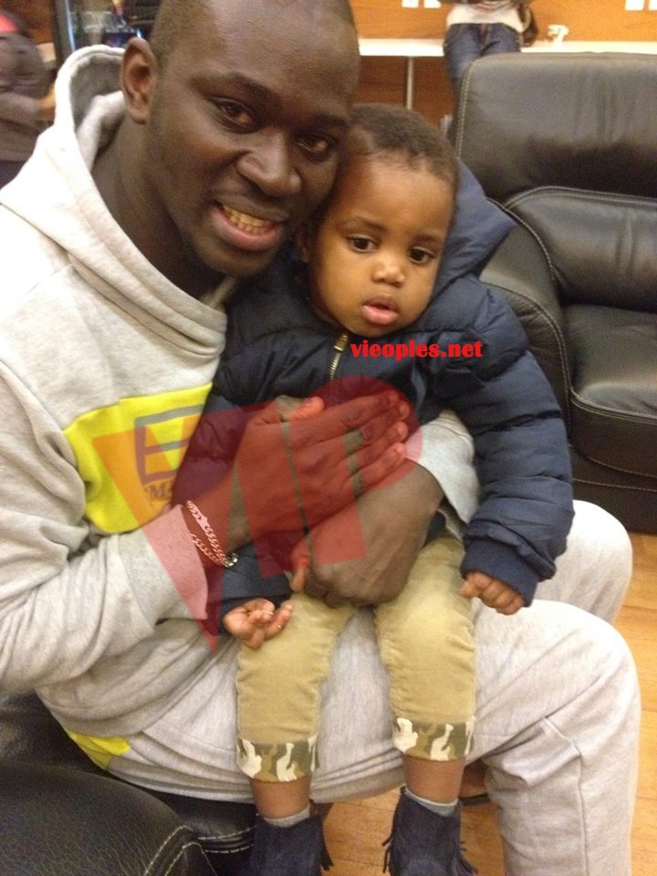 Lamine Nar Seck assure le rôle de papa pour son frère Waly avec la petite Momy fille de Penda Niang