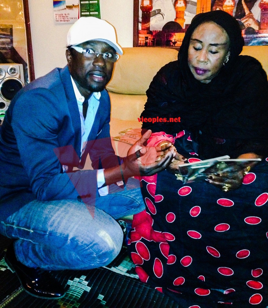 Quand maman Daro Mbaye bénit l'album de son fils Sidy Samb. Regardez