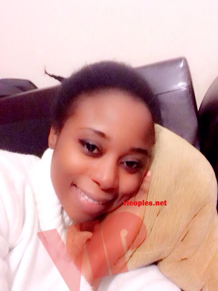 Adji Ouza toute naturelle en mode relaxe. Regardez