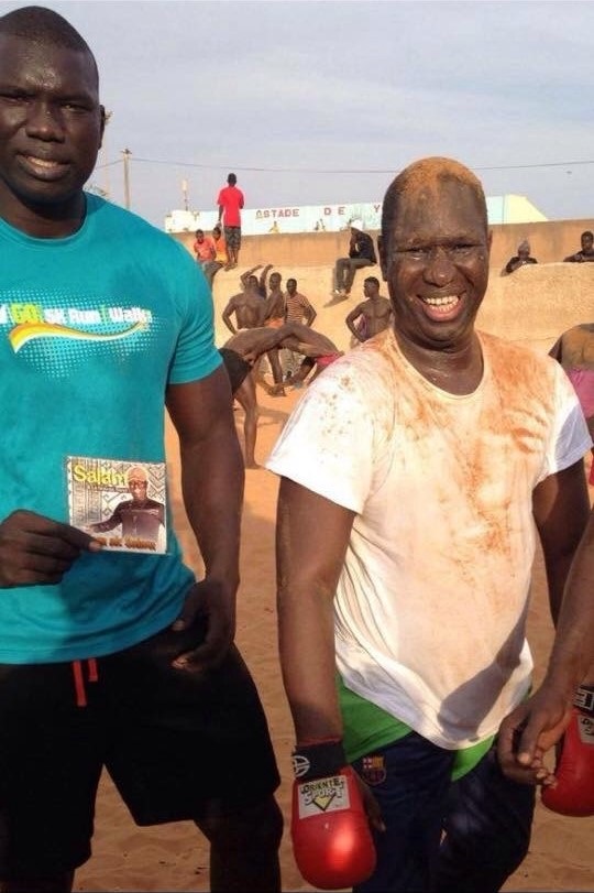 Salam Diallo se lance dans la promotion de son album avec une caravane chez les lutteurs. Salam Diallo se lance dans la promotion de son album avec une caravane chez les lutteurs.