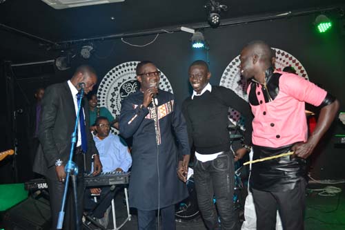 Pape Diouf & la génération consciente chauffent le Baramundi avec le "Show Rakadiou"