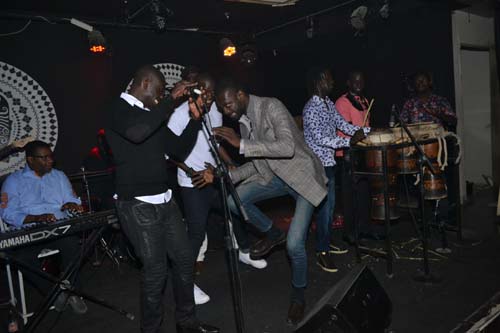 Pape Diouf & la génération consciente chauffent le Baramundi avec le "Show Rakadiou"