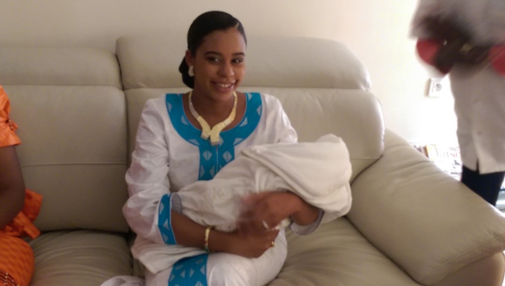 Léa Ndiaye , heureuse au baptême de son fils qui porte le nom de Cheikh Ahmadou Bamba Mbacké Porokhane. Regardez