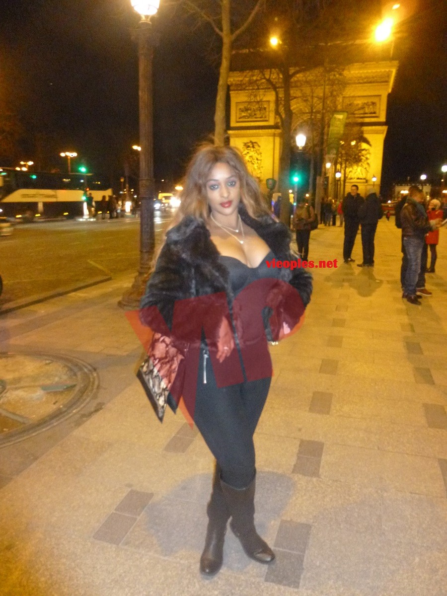 Zoom sur la belle et ravissante vidéo girl Awa Fall sur les Champs Elysées