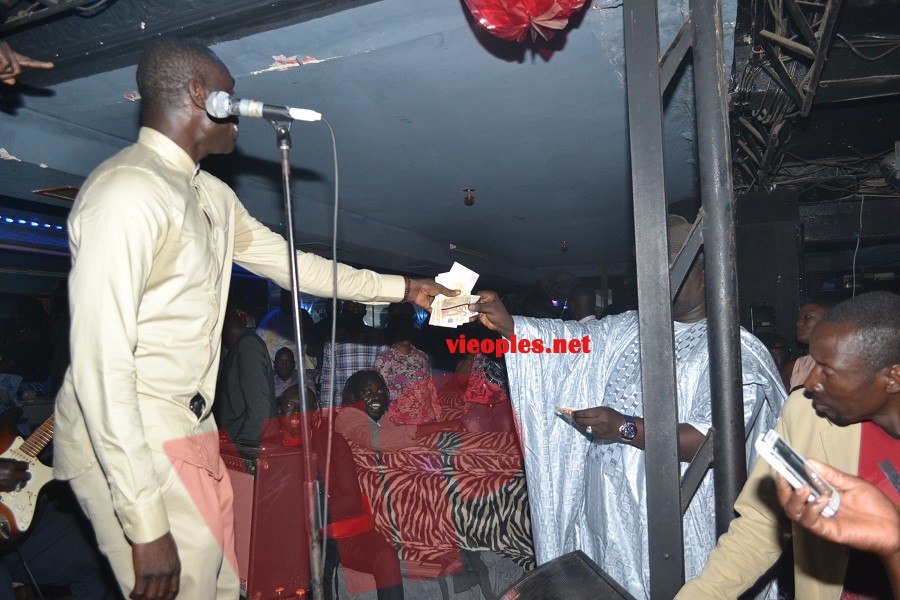 Le Madison vibre au rythme du "rakadiou show" de Pape Diouf . Regardez