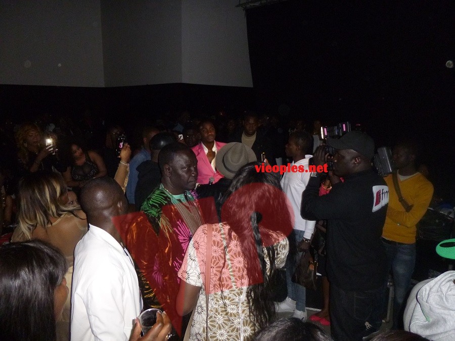 Waly Seck chauffe son publique au Palais des Congrés de Montreuille et assure son spectacle