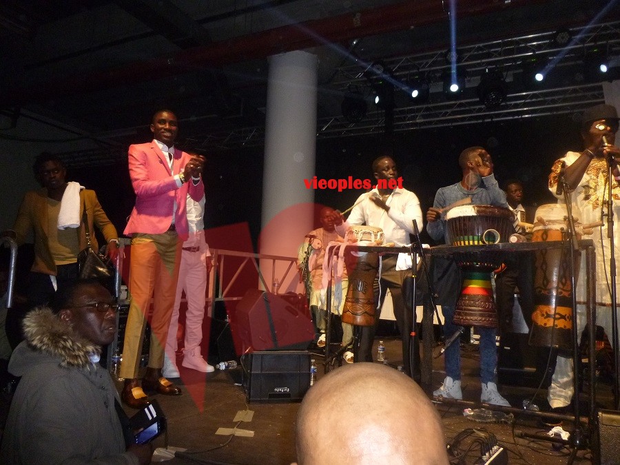 Waly Seck chauffe son publique au Palais des Congrés de Montreuille et assure son spectacle