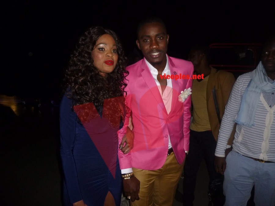 Waly Seck chauffe son publique au Palais des Congrés de Montreuille et assure son spectacle