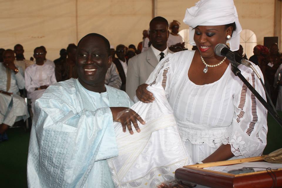 Le maire de Guédiawaye, Aliou Sall, recevant un cadeau de son adjointe, Néné Fatoumata Tall