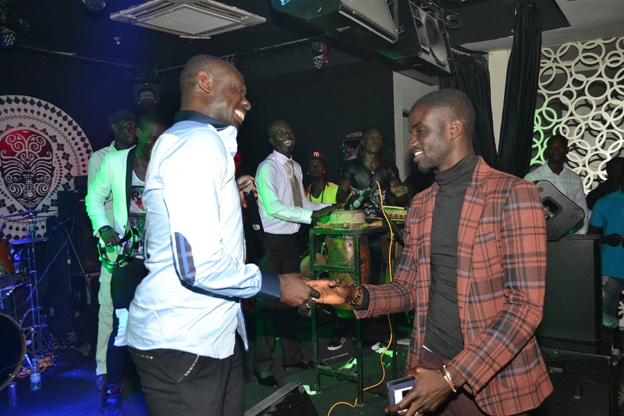 Revivez les images de la dernière soirée de Pape Diouf au Baramundi avant le "Grand Bégué" du 28 mars au grand théâtre.
