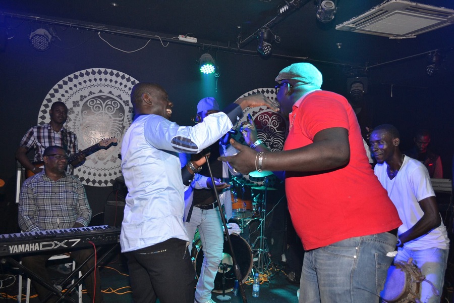Revivez les images de la dernière soirée de Pape Diouf au Baramundi avant le "Grand Bégué" du 28 mars au grand théâtre.