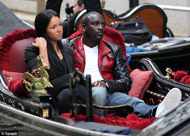 Akon et sa petite amie de plus en plus fréquents au Sénégal