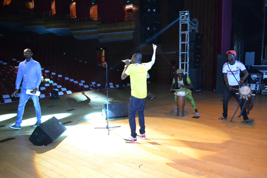 Quelques heures avant le "grand bégué" au grand théâtre qui se jouera à guichet fermé avec Pape Diouf dans les derniers reglages