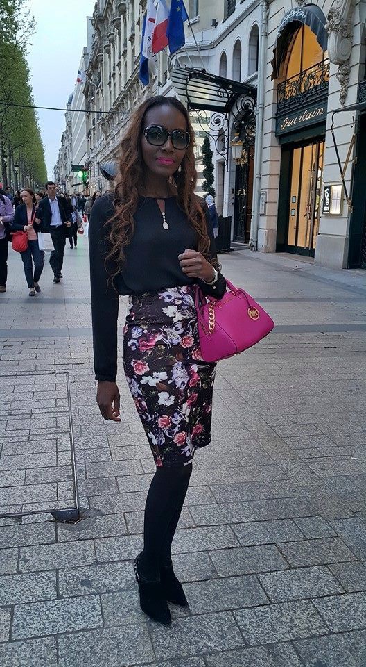 Regardez la belle Coumba Gawlo Seck dans les rues des Champs Elysées à Paris
