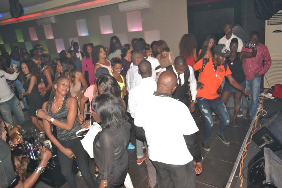 Pape Diouf signe son retour explosif au Baramundi.Regardez