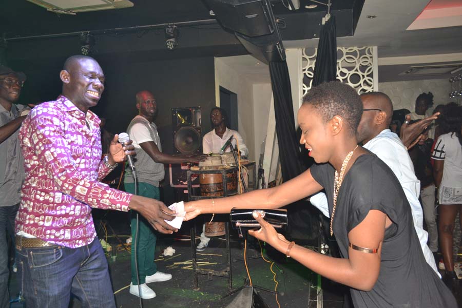 Pape Diouf signe son retour explosif au Baramundi.Regardez