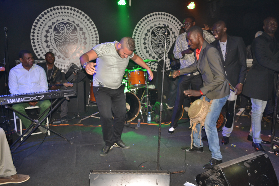Les images du "Show rakadiou" de Pape Diouf au Baramundi. Regardez