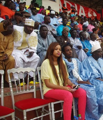 Mounzir Niasse le guichet automatique de Waly Seck en compagnie de sa douce Nadia au stade Demba Diop.