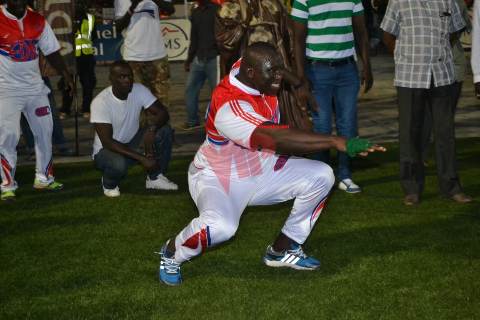 Le premier choc de Aziz Production: L'écurie  Fass humilie l'écurie Boul Falé Tyson mord la poussière du stade Demba Diop face à Gris Bordeau. Revivez les moments forts.
