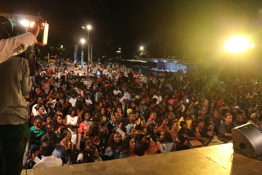 Les images de la soirée de gala de la reine du djolof band Viviane à Kayraba hotél en Gambie.Regardez