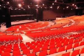 De 7000 places le 23 mars 2013 avec Pape Diouf, le rendez-vous du Zenith de Paris passe à 2000 places ce 09 mai 2015