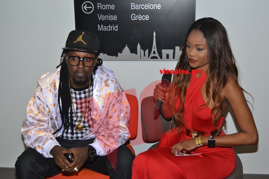Le chanteur Fafady en mode interview avec Haby Sall l'animatrice Sénégalaise de la Télé Sud.