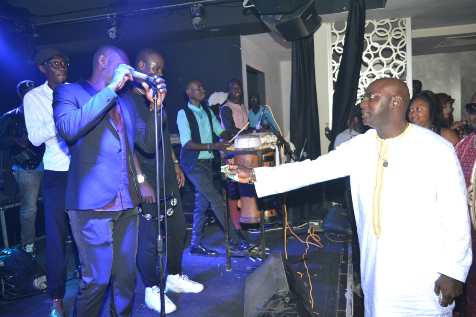 21 Images: Pape Diouf draine du monde et impose sa force de monopoliser le spectacle au Baramundi. Regardez