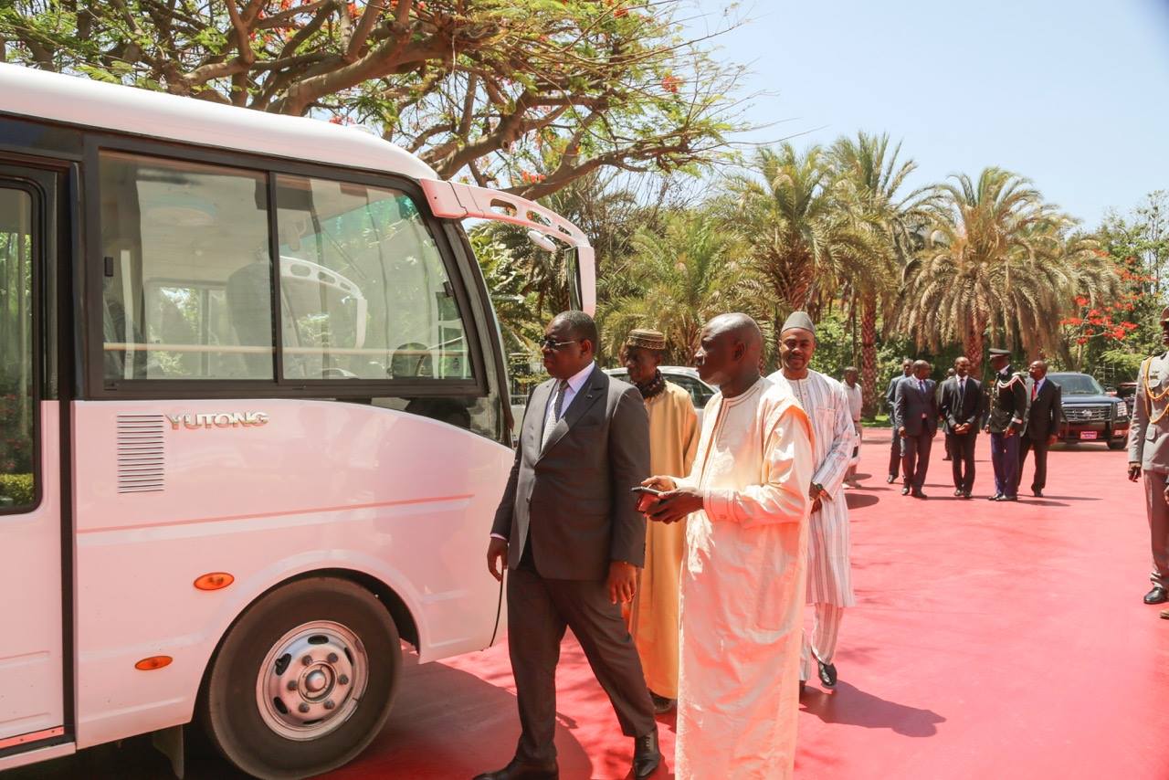 Arrêt sur image: Macky Sall remet les clés d’un bus et d’un véhicule 4×4 pickup à l’IST de Dakar