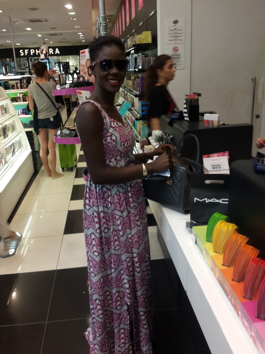 La nouvelle coqueluche de la musique Myrma en mode shopping chez Mac.