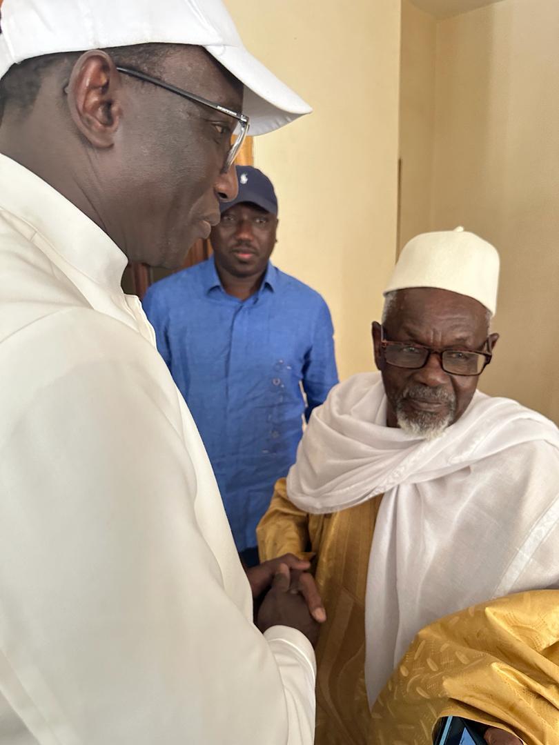 Visite de courtoisie dans la maison familiale de Macky Sall   Amadou Ba reçoit la bénédiction de l’oncle du Président