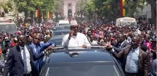 Une immense foule acclame l’ex-président Macky Sall à sa sortie du Palais Une immense foule acclame l’ex-président Macky Sall à sa sortie du Palais