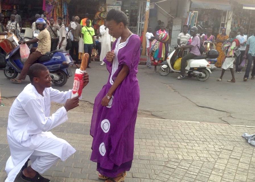 Insolite : Du jamais vu au Sénégal, une demande de mariage avec une brioche