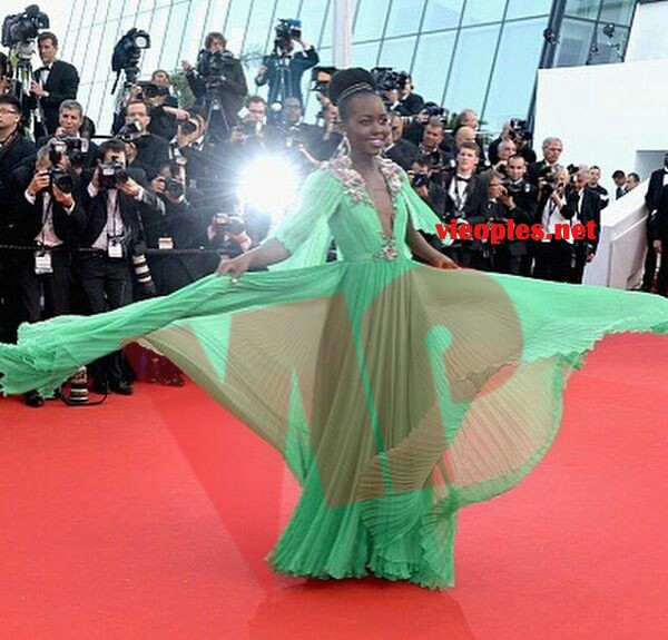 Admirez la robe de Lupita au festival de Cannes.