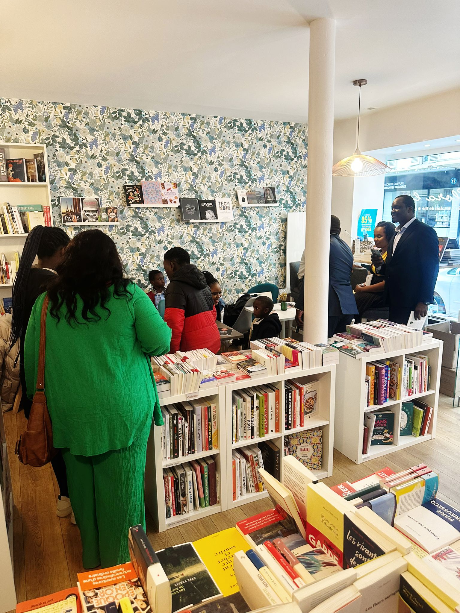 Cérémonie de dédicace, l'artiste Sénégalaise Guigui présente son premier livre à Paris.