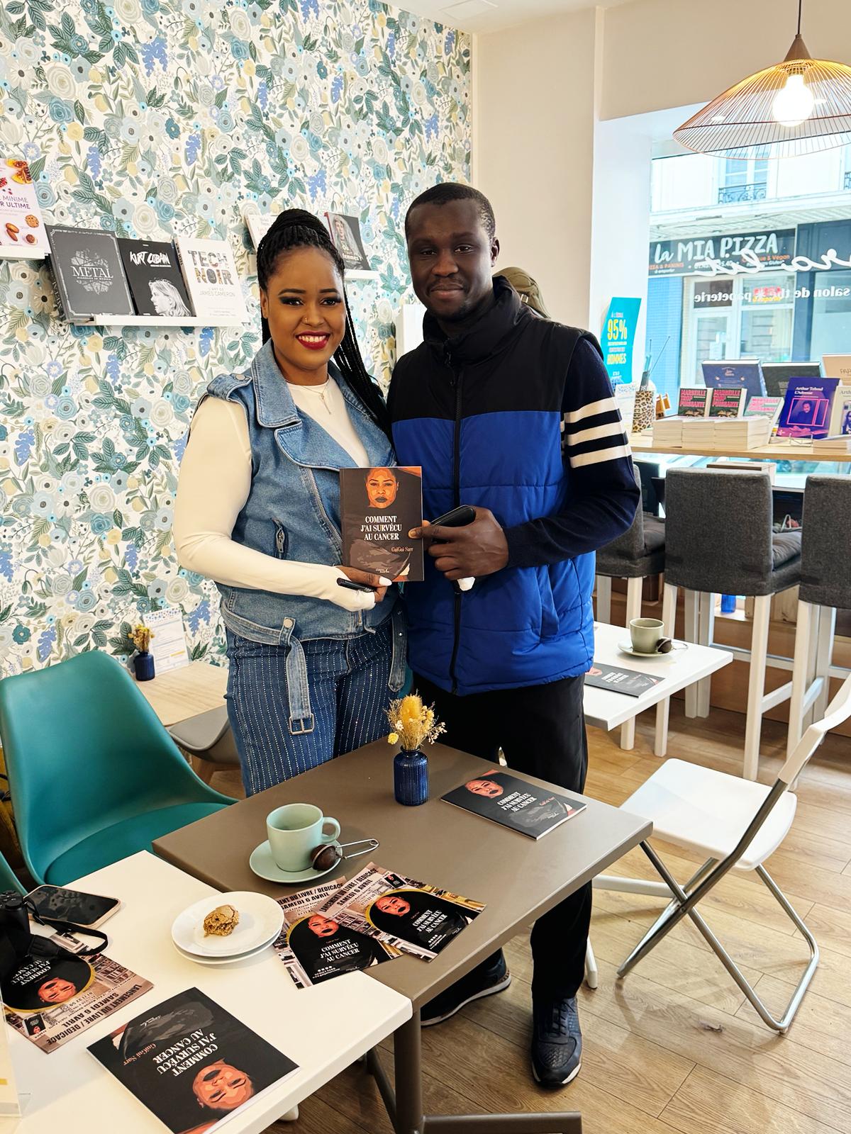 Cérémonie de dédicace, l'artiste Sénégalaise Guigui présente son premier livre à Paris.