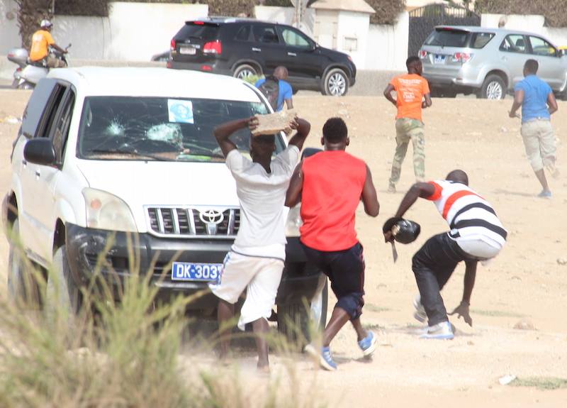 Place du Souvenir: Ama Baldé arrêté par la police, le véhicule de Gouy-Gui caillassé, plusieurs blessés… Regardez les images