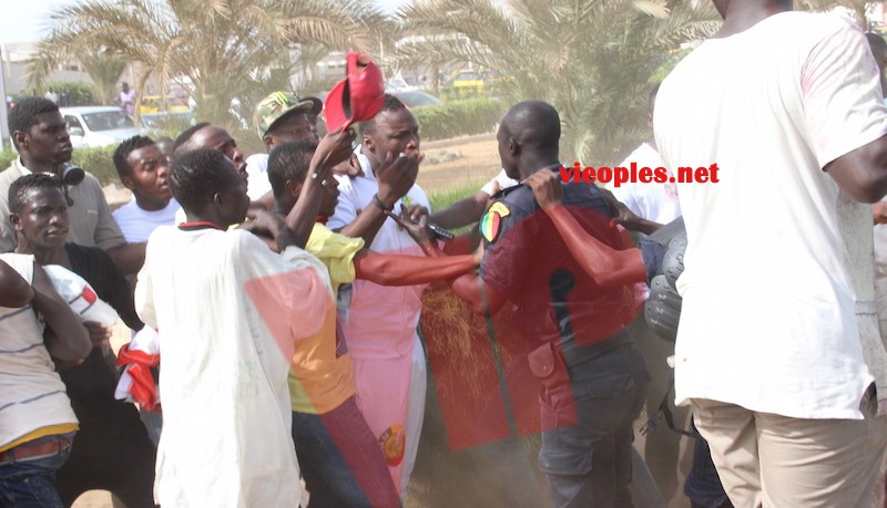 Violence dans la lutte; Affrontement entre camp d' Ama Baldé et celui de Gouye Gui à la place du souvenir dans le compte du face to face de la TNT.