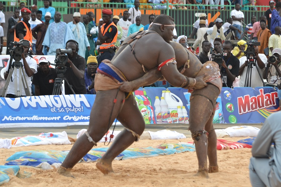 Revivez les images du combat Bombardier Modou Lo comptant pour le drapeau Pape Ndiaye le couturier des chefs d'Etats