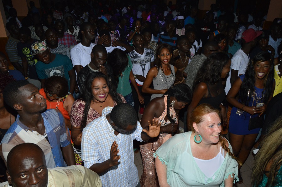 La génération conscient met le feu et casse la baraque au Ravin Night de Guédiawaye. Regardez.