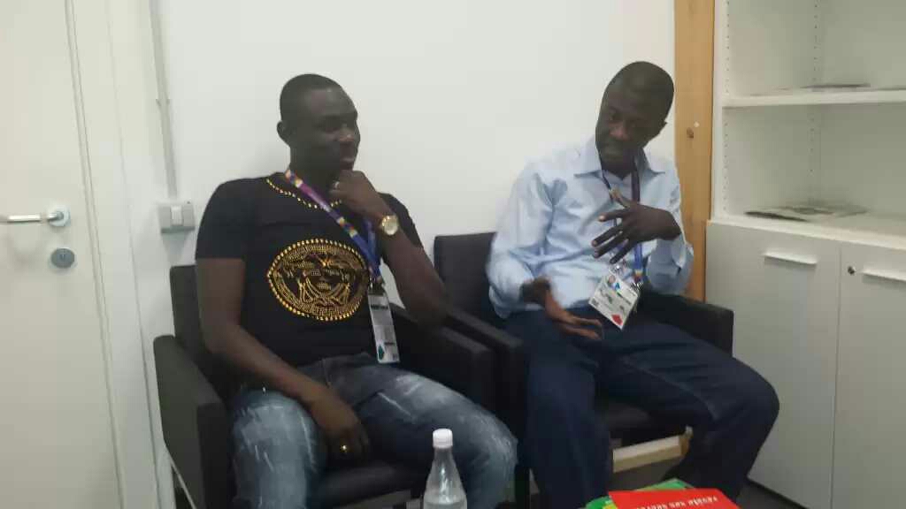 Expos de Milan 2015, Le Docteur Malick Diop reçoit Pape Diouf au stand